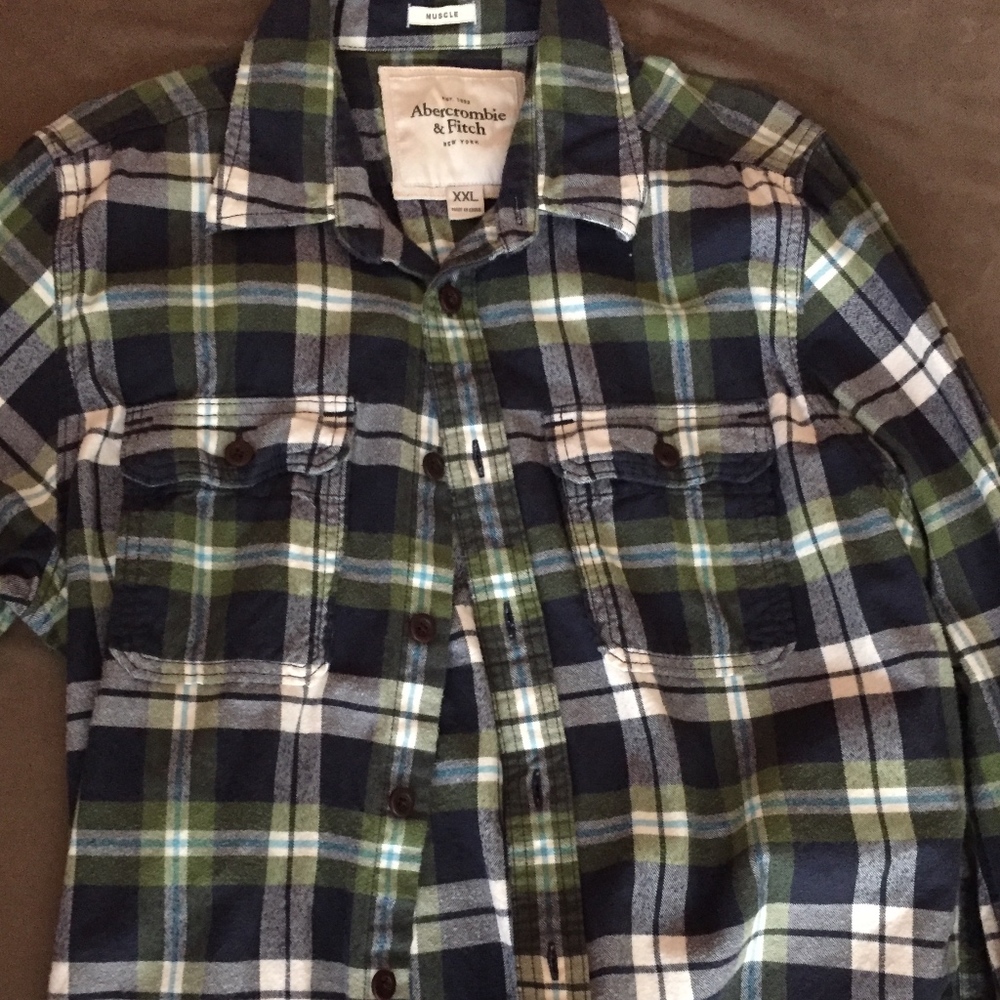 Men's muscle fit flannel button down
